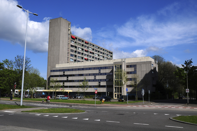900482 Gezicht op de verzorgingsflat Tuindorp-Oost (Winklerlaan 365) te Utrecht, vanaf de Eykmanlaan.
